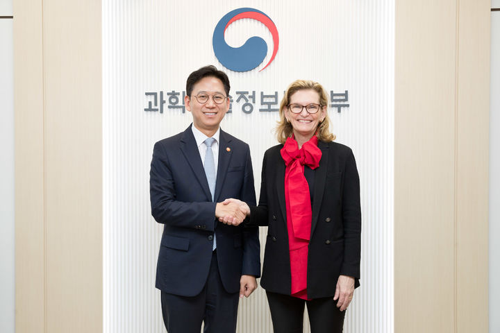 [서울=뉴시스]배경훈 부총리 겸 과학기술정보통신부 장관(왼쪽)이 21일 오후 서울 종로구 정부서울청사에서 보그단-마틴 국제전기통신연합(ITU) 사무총장과 디지털 전환 시대에 대응하기 위한 한-ITU 협력 확대 방안을 논의했다. (사진=과기정통부 제공) *재판매 및 DB 금지