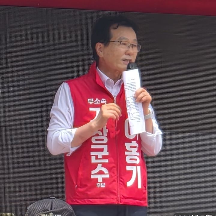 [거창=뉴시스] 서희원 기자= 무소속 이홍기 거창군수 후보가 21일 거창읍 전통시장 서부약국 앞에서 출정식을 갖고 지지를 호소했다.&nbsp; *재판매 및 DB 금지