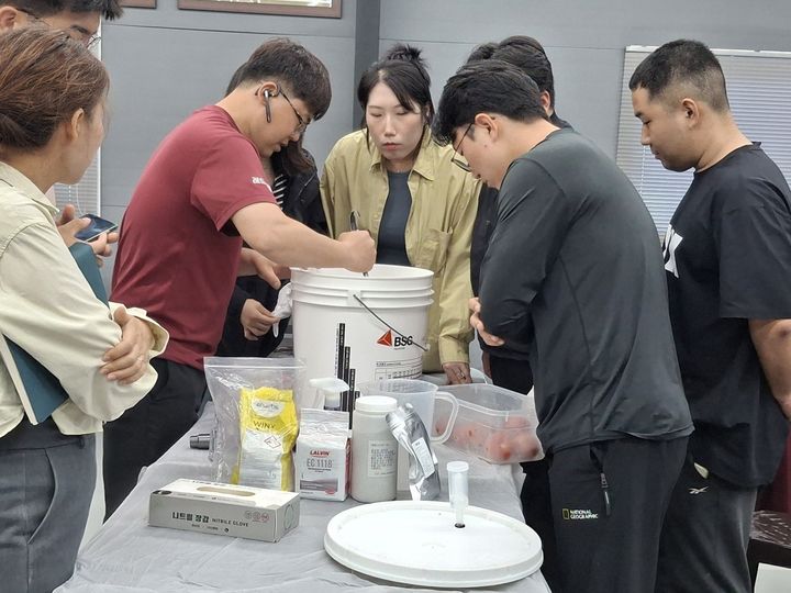 [밀양=뉴시스] 산내면 레드애플팜 교육장에서 가지과 CEO 클럽 회원들이 토마토 발효 과정에 대해 배우고 있다. (사진=밀양시 제공) 2026.05.21. photo@newsis.com *재판매 및 DB 금지