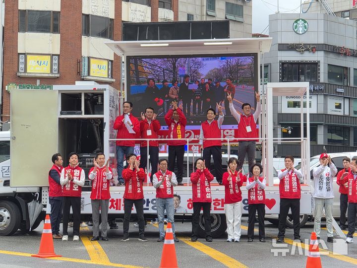 [안양=뉴시스] 박석희기자=김대영 국민의힘 경기 안양시장 후보가 이번 선거에 출마하는 후보자들과 출정식을 열고 있다. 2026·05·21.phe@newsis.com