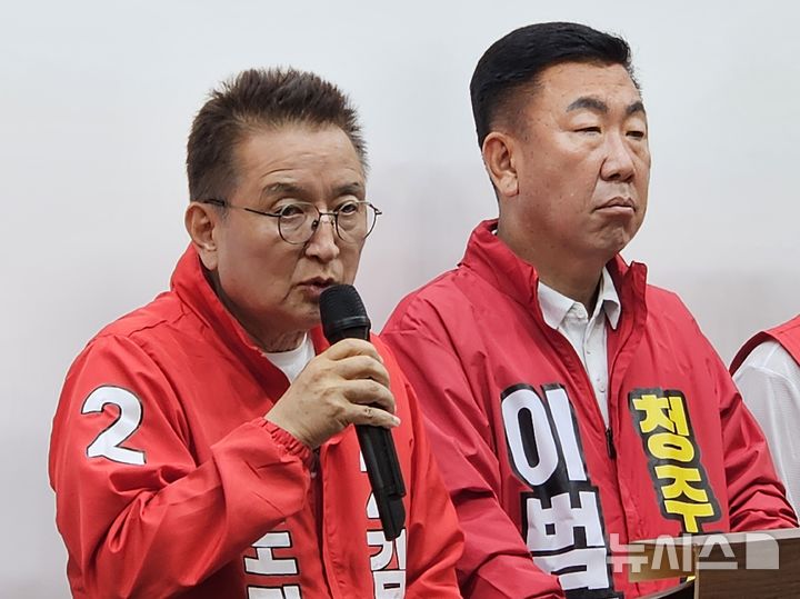 [청주=뉴시스] 이도근 기자=국민의힘 김영환 충북지사 후보와 이범석 청주시장 후보가 21일 청주시 상당구 문화동 충북도청 브리핑룸에서 공동 공약을 발표하고 있다. 2026.05.21. nulha@newsis.com