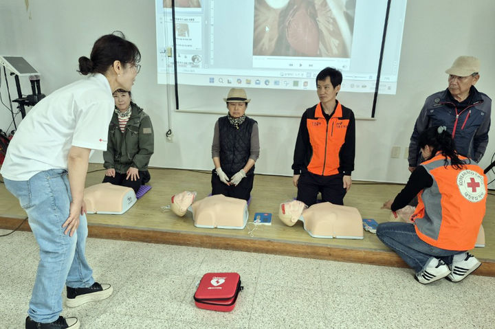 [인천=뉴시스] 주민 응급처치 교육. (사진=옹진군 제공) 2026.05.21. photo@newsis.com *재판매 및 DB 금지