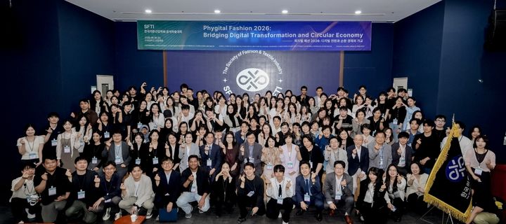[서울=뉴시스] 지난 16일 건국대에서 열린 '2026 한국의류산업학회 춘계학술대회'의 참가자들이 기념 사진을 촬영하고 있다. (사진=건국대 제공) 2026.05.21. photo@newsis.com *재판매 및 DB 금지