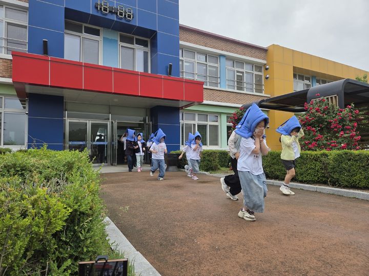 [안동=뉴시스] 21일 경주 내남초등학교에서 '지진 모의훈련'이 진행되고 있다. (사진=경북교육청 제공) 2026.05.21. photo@newsis.com *재판매 및 DB 금지