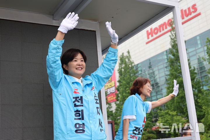 [창원=뉴시스]진보당 전희영 경남도지사 후보가 6·3 지방선거 공식 선거운동 첫날인 21일 오전 홈플러스 창원점 사거리에서 출근길 차량들을 향해 손을 들어 인사하고 있다.(사진=전희영후보선거사무소 제공) 2026.05.21. photo@newsis.com