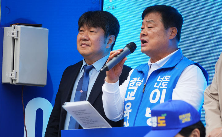[천안=뉴시스] 이병도 충남교육감 후보가 21일 천안시 신부동에서 출정식을 갖고 각오를 밝히고 있다. (사진=캠프 제공) 2026.05.21 photo@newsis.com *재판매 및 DB 금지