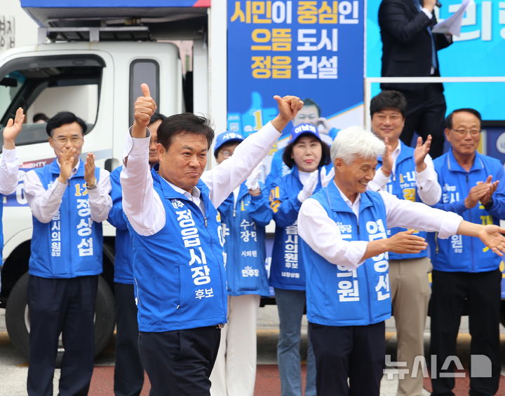 [정읍=뉴시스] 김종효 기자 = 6·3지방선거 선거운동 첫날인 21일 정읍시내 구 명동의류 사거리에서 이학수 더불어민주당 정읍시장 후보를 비롯한 시의원 후보등이 선거운동 출정식을 열고 있다. 2026.05.21. kjh6685@newsis.com