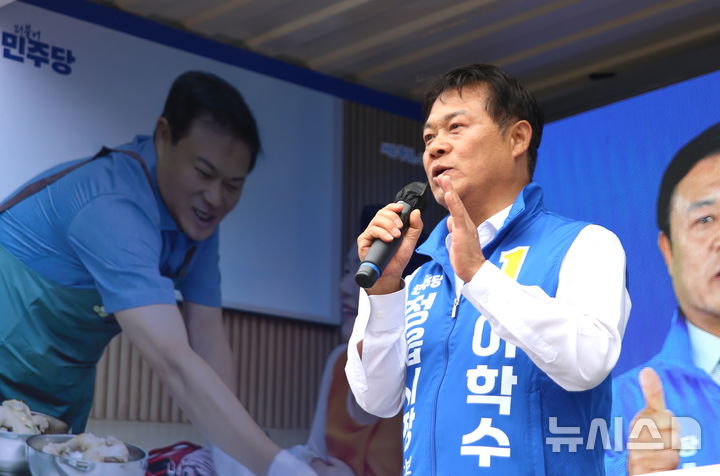 [정읍=뉴시스] 김종효 기자 = 6·3지방선거 선거운동 첫날인 21일 정읍시내 구 명동의류 사거리에서 이학수 더불어민주당 정읍시장 후보가 유권자들에게 인사말을 하고 있다. 2026.05.21. kjh6685@newsis.com 