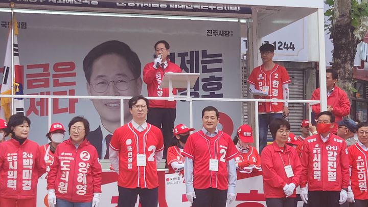 [진주=뉴시스] 정경규 기자 = 국민의힘 한경호 진주시장 후보는 21일 대안동 광미사거리에서 출정식을 가졌다.2026.05.21.jkgyu@newsis.com *재판매 및 DB 금지