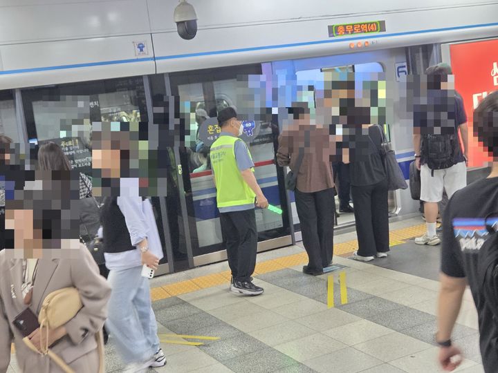 [서울=뉴시스]안전도우미 근무 모습. (사진=서울교통공사 제공) 2026.05.21. photo@newsis.com *재판매 및 DB 금지