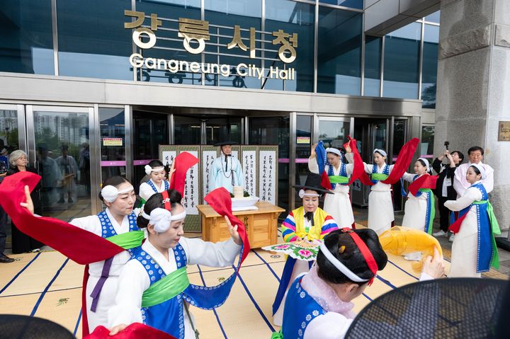 [강릉=뉴시스] 21일 국가 무형유산인 강릉단오제의 서막을 알리는 전통 의례인 신주빚기 행사가 강릉시청과 칠사당에서 열리고 있다.(사진=강릉시 제공)photo@newsis.com *재판매 및 DB 금지