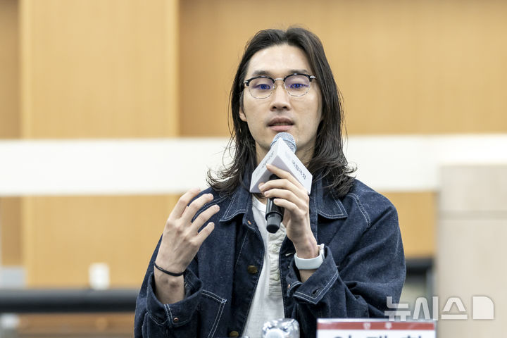  [서울=뉴시스] 21일 국립극장 국립무용단 연습실에서 열린 '탈바꿈' 라운드인터뷰에서 이재화 안무가가 발언하고 있다. (사진=국립극장 제공)