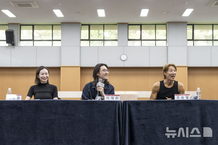  [서울=뉴시스] 21일 국립극장 국립무용단 연습실에서 '탈바꿈' 라운드인터뷰가 열렸다. 왼쪽부터 이요음 단원과 이재화 안무가, 조승열 단원. (사진=국립극장 제공)