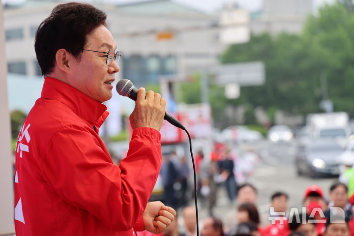 [창원=뉴시스]국민의힘 박완수 경남도지사 후보가 21일 오전 창원시청 옆 중앙대로에 있는 최윤덕 장상 동상 앞에서 강기윤 창원특례시장 후보, 도의원·시의원 후보들과의 '원팀 출정식'에 참석해 필승 각오를 다지는 발언하고 있다.(사진=박완수후보 선거사무소 제공) 2026.05.21. photo@newsis.com