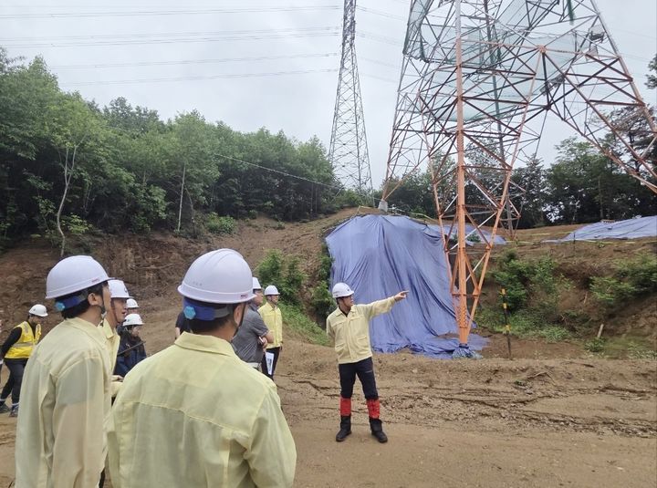[진천=뉴시스] 21일 산림당국이 충북 진천군 소재 송전선로 공사현장을 찾아 관계기관 합동 현장안전점검을 실시하고 있다.(사진=산림청 제공) *재판매 및 DB 금지
