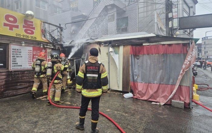 [경산=뉴시스] 21일 경산시 조영동 영남대 정문앞 식당 화재. (사진=독자 제공) 2026.05.21. photo@newsis.com *재판매 및 DB 금지