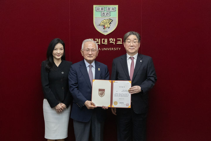 [서울=뉴시스] (왼쪽부터) 윤혜준 경동대 교수, 윤영석 전 대우그룹 총괄회장, 김동원 고려대 총장이 21일 '문과대학 건립기금 기부식'에서 기념 사진을 촬영하고 있다. (사진=고려대 제공) 2026.05.21. photo@newsis.com *재판매 및 DB 금지