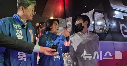 [의왕=뉴시스] 정순욱 후보(사진 왼쪽)가 추미애 경기도지사 후보와 함께 의왕시 월암공영차고지에서 첫 선거운동을 시작했다.(사진=선거사무소 제공).2026.05.21.photo@newsis.com