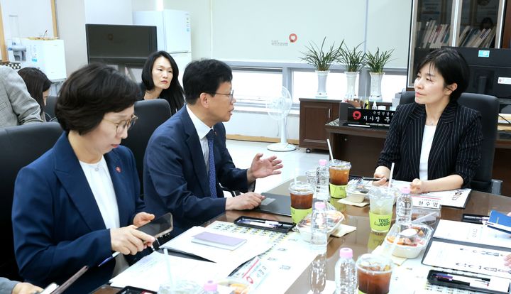 [세종=뉴시스]현수엽 보건복지부 제1차관이 21일 국민건강보험공단 화성지사를 방문해 고유가 피해지원금과 관련된 건강보험료 조정 및 이의신청 대응 현황을 점검하고 직원들의 애로사항을 청취했다. (사진=보건복지부 제공) 2026.05.21. photo@newsis.com *재판매 및 DB 금지