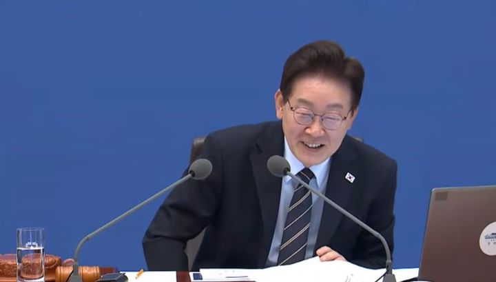 [서울=뉴시스] 보건복지부가 이재명 대통령 성대모사로 유명한 개그맨 안윤상과 함께 제작한 홍보 영상이 화제가 된 가운데, 이 대통령이 직접 본 뒤 "재미있다"고 말했다. 사진은 국무회의 중 해당 영상을 보고 있는 이 대통령. (사진=총리실TV 유튜브 캡처) *재판매 및 DB 금지