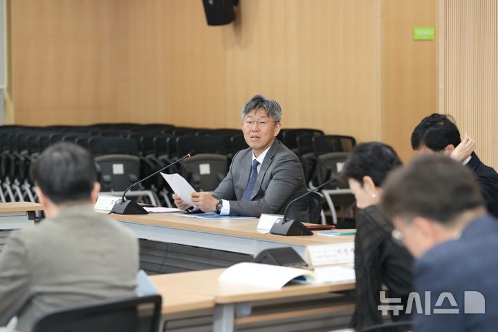 [서울=뉴시스] 김이탁 국토교통부 1차관은 21일 오후 세종시에서 국토연구원과 정책연구 협의회를 갖고 부동산 시장 안정화를 위한 정책 전략을 논의했다. (사진= 국토부 제공) photo@newsis.com