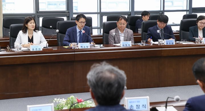 [대구=뉴시스] 21일 백승보(왼쪽서 둘째) 조달청장이 대구 국가물산업클러스터에서 열린 간담회에서 물 산업 경쟁력 강화와 글로벌 진출 방안에 대해 논의하고 있다.(사진=조달청 제공) *재판매 및 DB 금지