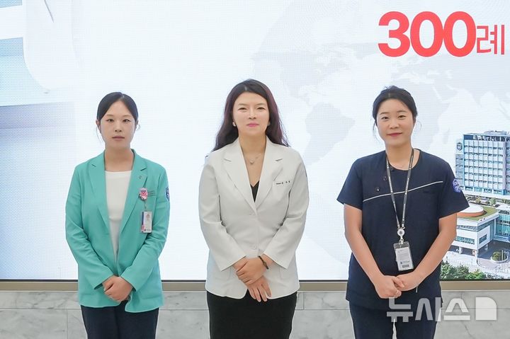 [인천=뉴시스] 김수림 국제성모병원 로봇수술센터장(가운데)이 다빈치SP 로봇수술 300례를 달성해 기념 촬영하고 있다. (사진=국제성모병원 제공) 2026.05.21. photo@newsis.com