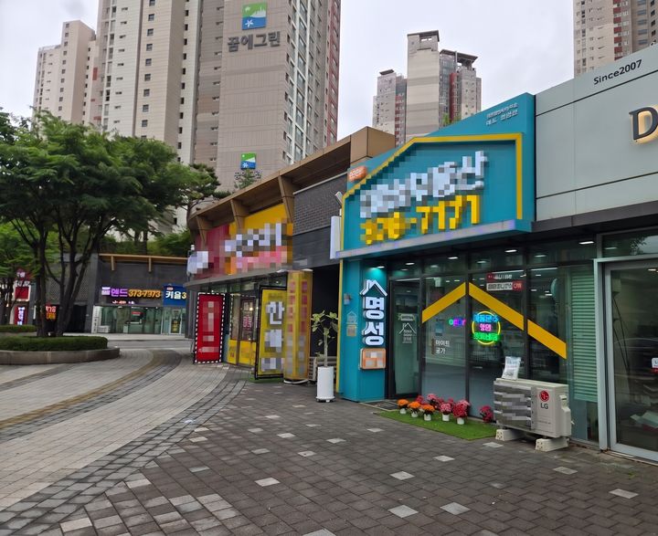 [서울=뉴시스] 심재민 인턴 기자 = '동탄역시범한화꿈에그린프리스티지' 아파트와 인근 중개사무소. 2026.05.21. photo@newsis.com *재판매 및 DB 금지