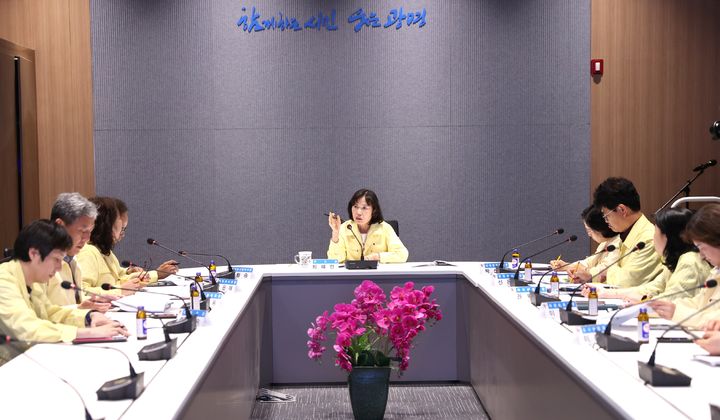 [광명=뉴시스] 최혜민 광명시장 권한대행이 21일 시청 컨퍼런스룸에서 '러브버그 방제 대책 회의'를 주재하고 있다. (사진=광명시 제공) 2025.05.21. photo@newsis.com *재판매 및 DB 금지