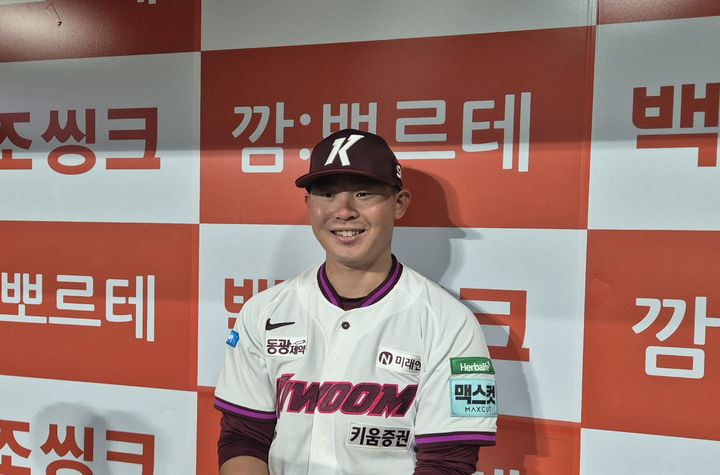[서울=뉴시스] 문채현 기자 = 프로야구 키움 히어로즈의 케스턴 히우라가 21일 서울 고척스카이돔에서 열리는 2026 신한 쏠 KBO리그 SSG 랜더스와의 경기 전 취재진을 만나 인터뷰를 하고 있다. 2026.05.21. dal@newsis.com *재판매 및 DB 금지