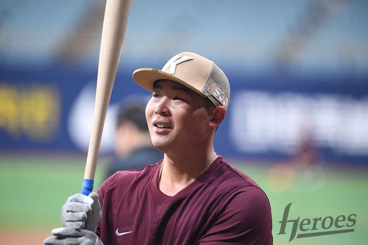 [서울=뉴시스] 프로야구 키움 히어로즈의 케스턴 히우라가 21일 서울 고척스카이돔에서 열리는 2026 신한 쏠 KBO리그 SSG 랜더스와의 경기 전 몸풀기 운동을 하고 있다. (사진=키움 히어로즈 제공) 2026.05.21. *재판매 및 DB 금지