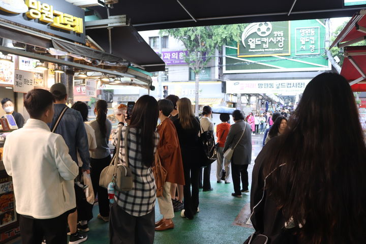[서울=뉴시스] 이수안 인턴 기자 = 오전 이른 시간에도 망원시장을 가득 채운 관광객들. 2026.05.15. photo@newsis.com *재판매 및 DB 금지