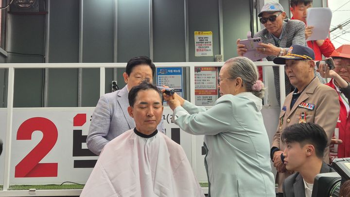 [부산=뉴시스] 전상우 기자 = 박민식 국민의힘 부산 북구갑 보궐선거 후보가 21일 삭발하는 모습. 2026.05.21. swoo@newsis.com *재판매 및 DB 금지
