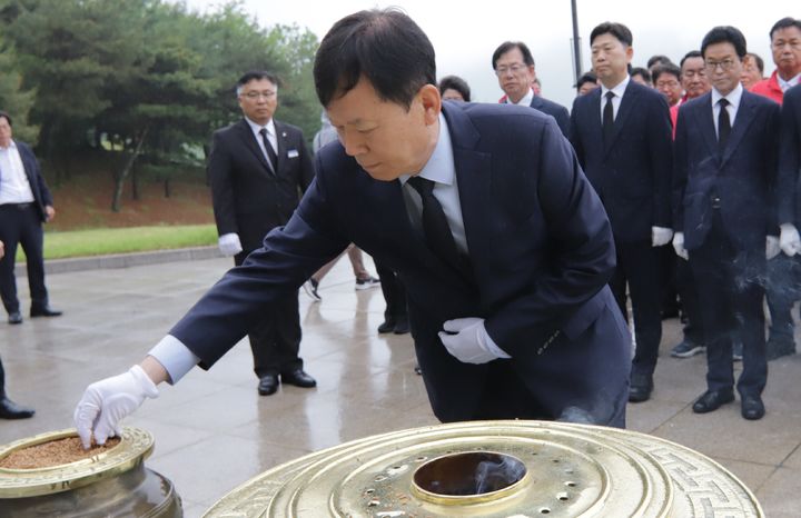 [안동=뉴시스] 김상동 경북도교육감 후보가 21일 오전 국립영천호국원을 찾아 분향하고 있다. (사진=김상동 후보측 제공) 2026.05.21. photo@newsis.com *재판매 및 DB 금지