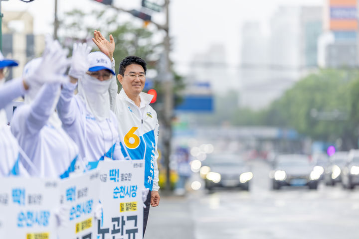 [순천=뉴시스] 무소속 노관규 순천시장 후보가 21일 순천시 조례사거리에서 6·3 지방선거 첫 유세 및 출근 인사 하고 있다. (사진=선거사무소 제공) 2026.05.21. photo@newsis.com *재판매 및 DB 금지