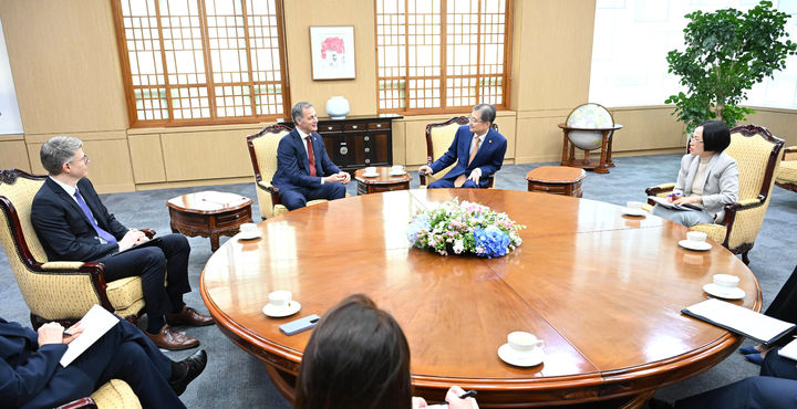 [서울=뉴시스]조현 외교부 장관은 21일 방한 중인 알렉산더 더크루 유엔개발계획(UNDP) 총재를 접견했다. (사진 외교부 제공) *재판매 및 DB 금지
