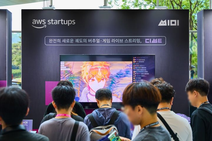 [서울=뉴시스] 마플코퍼레이션은 지난 20일부터 양일간 서울 강남구 코엑스에서 열린 'AWS 서밋 서울 2026'에서 '씨미' 라이브 스트리밍 기술과 버추얼 콘텐츠 서비스를 전시했다고 21일 밝혔다. 2026.05.21. (사진=마플코퍼레이션 제공) *재판매 및 DB 금지