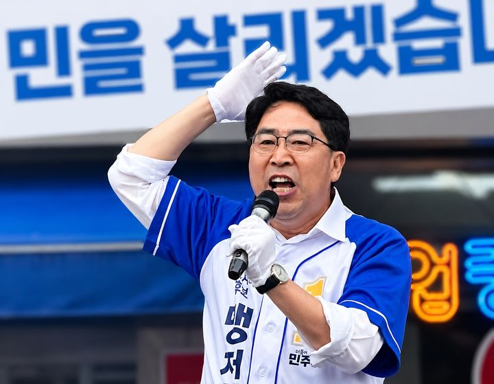 [서산=뉴시스] 더불어민주당 맹정호 충남 서산시장 후보가 21일 오후 4시 서산동부전통시장 출정식에서 시민들에게 지지를 호소하고 있다. (사진=맹정호 시장 후보 캠프 제공) 2026.05.21. photo@newsis.com *재판매 및 DB 금지