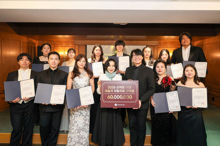 [서울=뉴시스] 신격호 롯데 예술가자립지원 장학생 오페라 갈라 콘서트 단체사진(사진=롯데장학재단 제공) *재판매 및 DB 금지 *재판매 및 DB 금지