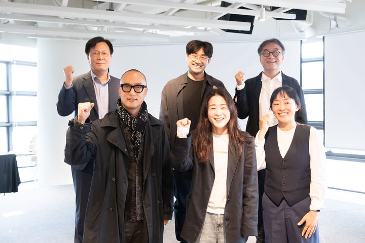 제80회 아비뇽 페스티벌 에서 한국 공연 단체의 9개 공연이 공식 초청됐다. 사진은 김장호(왼쪽 위부터 시계 방향) 예술경영지원센터 대표, 이인보 연출, 최석규 SPAF 예술감독, 이진엽 연출, 소리꾼 이자람, 이경성 연출. (사진=예술경영지원센터 제공) *재판매 및 DB 금지