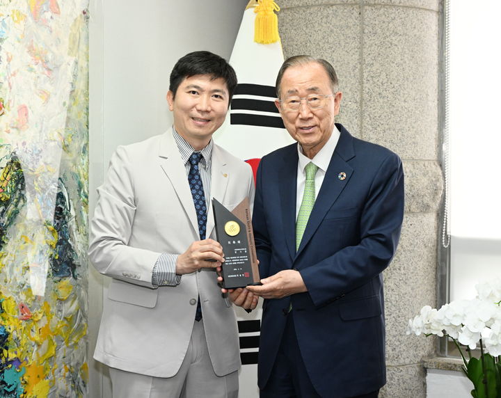 [서울=뉴시스] 반기문 대한체육회 초대 명예고문과 유승민 대한체육회장. (사진 = 대한체육회 제공) *재판매 및 DB 금지