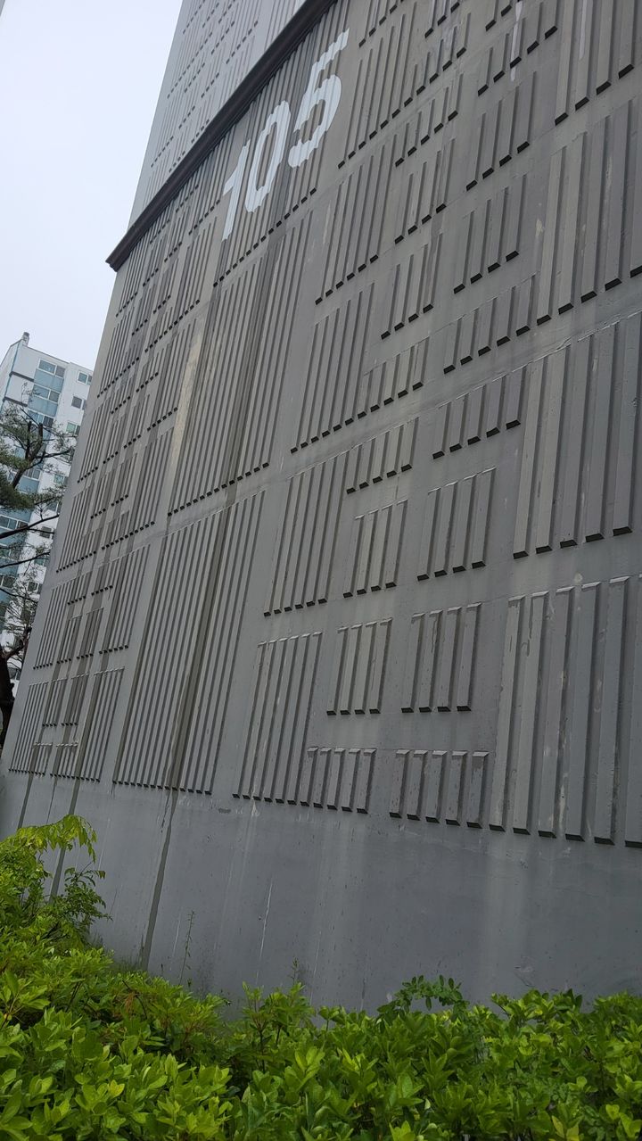 [계룡=뉴시스]6.2지방선거 계룡지역 출마후보자들의 선거벽보가 부착돼야 할 건물 벽면이 텅 비어 있다. 2026. 05. 21 photo@newsis.com *재판매 및 DB 금지