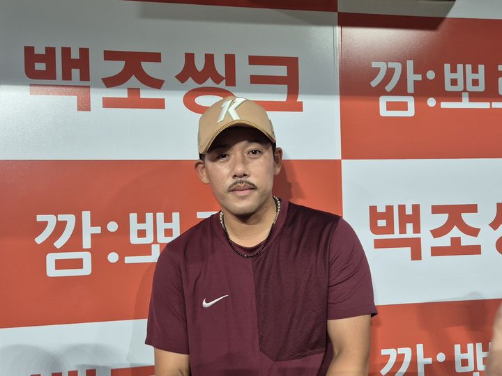 [서울=뉴시스] 문채현 기자 = 프로야구 키움 히어로즈의 이용규가 21일 서울 고척스카이돔에서 열리는 2026 신한 쏠 KBO리그 SSG 랜더스와의 경기 전 취재진을 만나 인터뷰를 하고 있다. 2026.05.21. dal@newsis.com *재판매 및 DB 금지