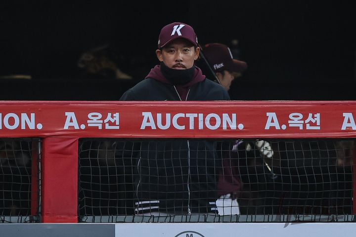 [서울=뉴시스] 프로야구 키움 히어로즈 이용규가 2일 인천 SSG랜더스필드에서 열린 2026 신한 쏠 KBO리그 SSG 랜더스와의 경기를 지켜보고 있다. (사진=키움 히어로즈 제공) 2026.04.02. *재판매 및 DB 금지