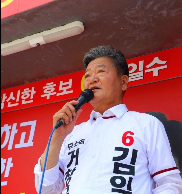 [거창=뉴시스] 서희원 기자= 더불어민주당 거창군수 최창열 후보가 21일 거창읍 전통시장 서부약국 앞에서 지지자들과 함께 출정식을 갖고 지지를 호소했다.2026. 05. 21. shw1881@newsis.com *재판매 및 DB 금지