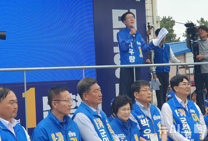 [신안=뉴시스]박상수 기자 = 21일 오후 전남 신안군 압해읍 구 압해농협 앞에서 박우량 더불어민주당 신안군수 후보 출정식이 열리고 있다. 2026.06.21. parkss@newsis.com