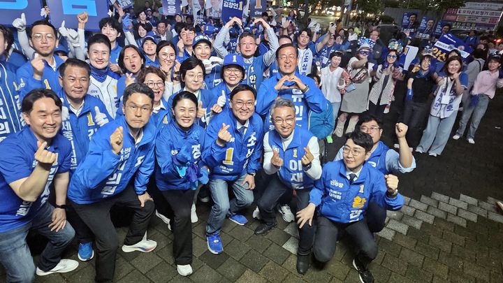 [세종=뉴시스] 송승화 기자 = 21일 세종시 나성동 사거리에서 더불어민주당 세종시장 후보 조상호, 시민동행통합 선대위 유세단 출정식이 끝나고 함께 사진을 찍고 있다. 2026.05.21. ssong1007@newsis.com *재판매 및 DB 금지