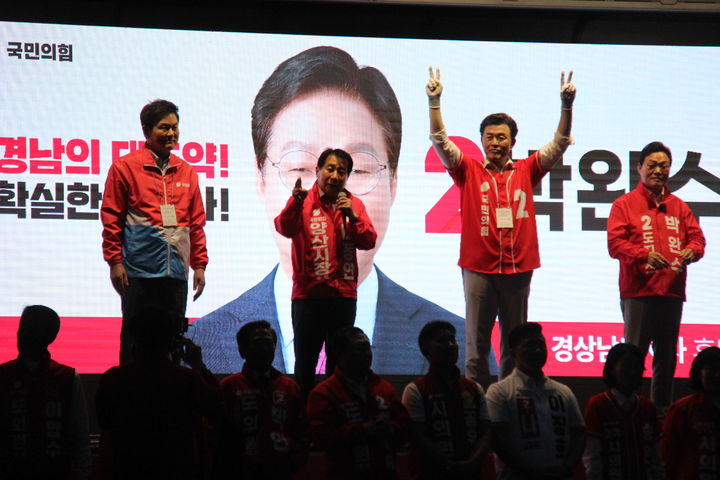 [양산=뉴시스] 6·3 지방선거 공식 선거운동 첫날인 21일 오후 국민의힘 나동연 경남 양산시장 후보가 출정식에서 유권자들에게 지지를 호소하는 연설을 하고 있다. (사진=나동연 선거사무소 제공) 2026.05.21. photo@newsis.com *재판매 및 DB 금지
