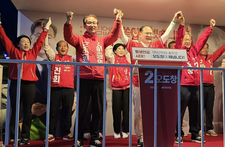 [영양=뉴시스] 국민의힘 오도창 영양군수 후보를 비롯해 도·군의원 후보들이 출정식에서 지지를 호소하고 있다. (사진=오도창 캠프 제공) 2026.05.21. photo@newsis.com *재판매 및 DB 금지