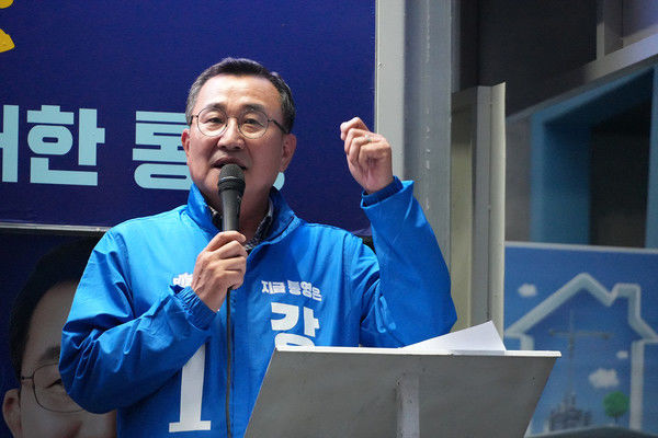 [통영=뉴시스] 신정철 기자= 경남 통영시장 선거 더불어민주당 강석주 후보의 ‘강한 캠프’는 21일 오후 광도면 죽림신시가지 내죽도공원 일대에서 출정식을 열고 "검증된 추진력으로 통영의 미래의 청사진을 완성하겠다"고 말했다.(사진=독자 제공).2026.05.21. photo@newsis.com *재판매 및 DB 금지
